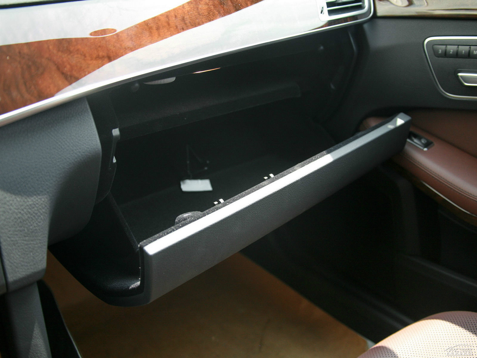 奔馳E級(jí)空間高清大圖