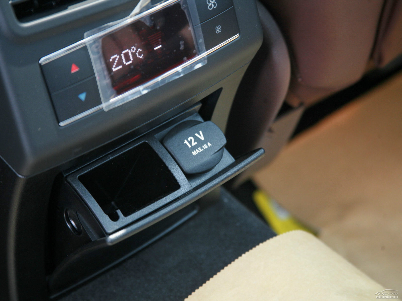 奔馳E級空間高清大圖