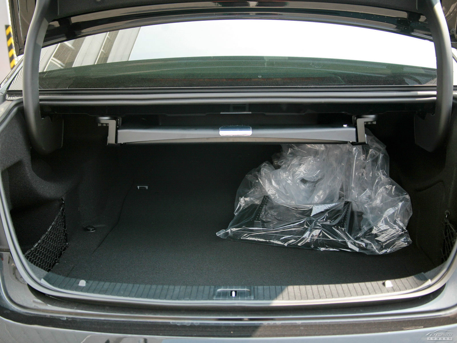 奔馳E級空間高清大圖