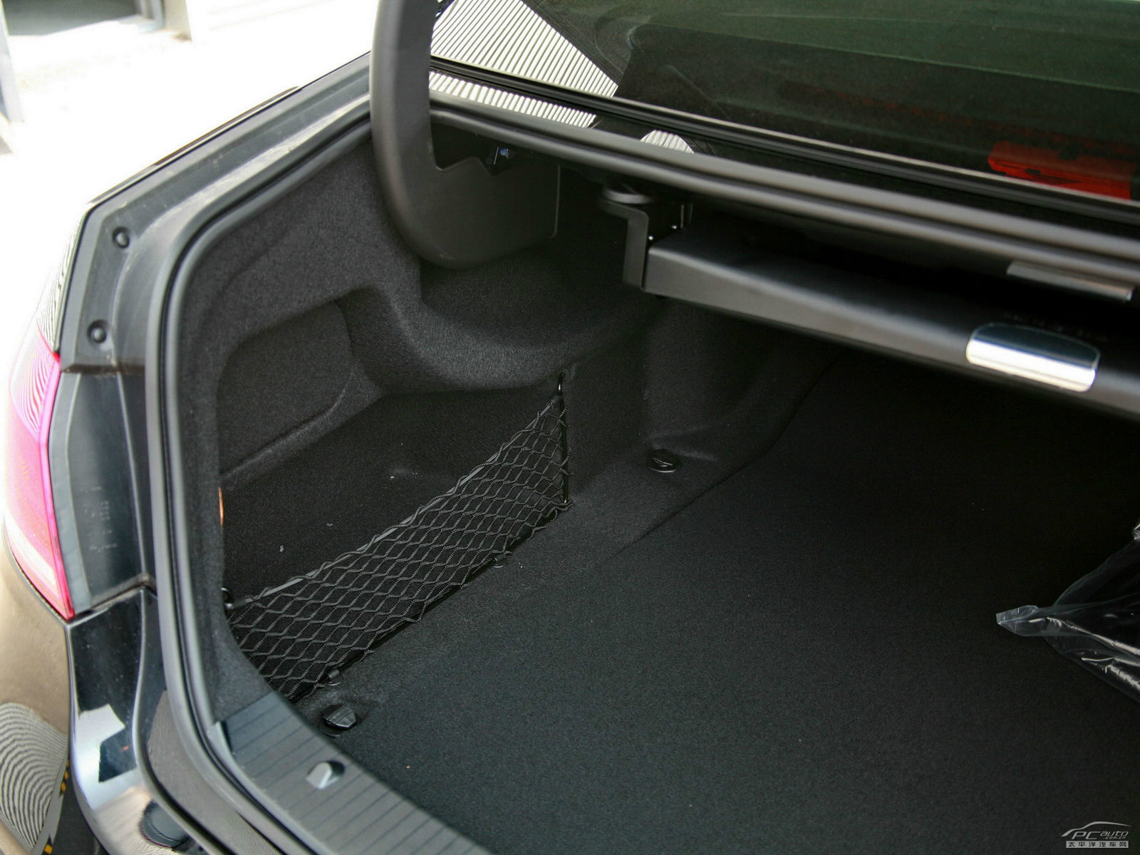 奔馳E級(jí)空間高清大圖