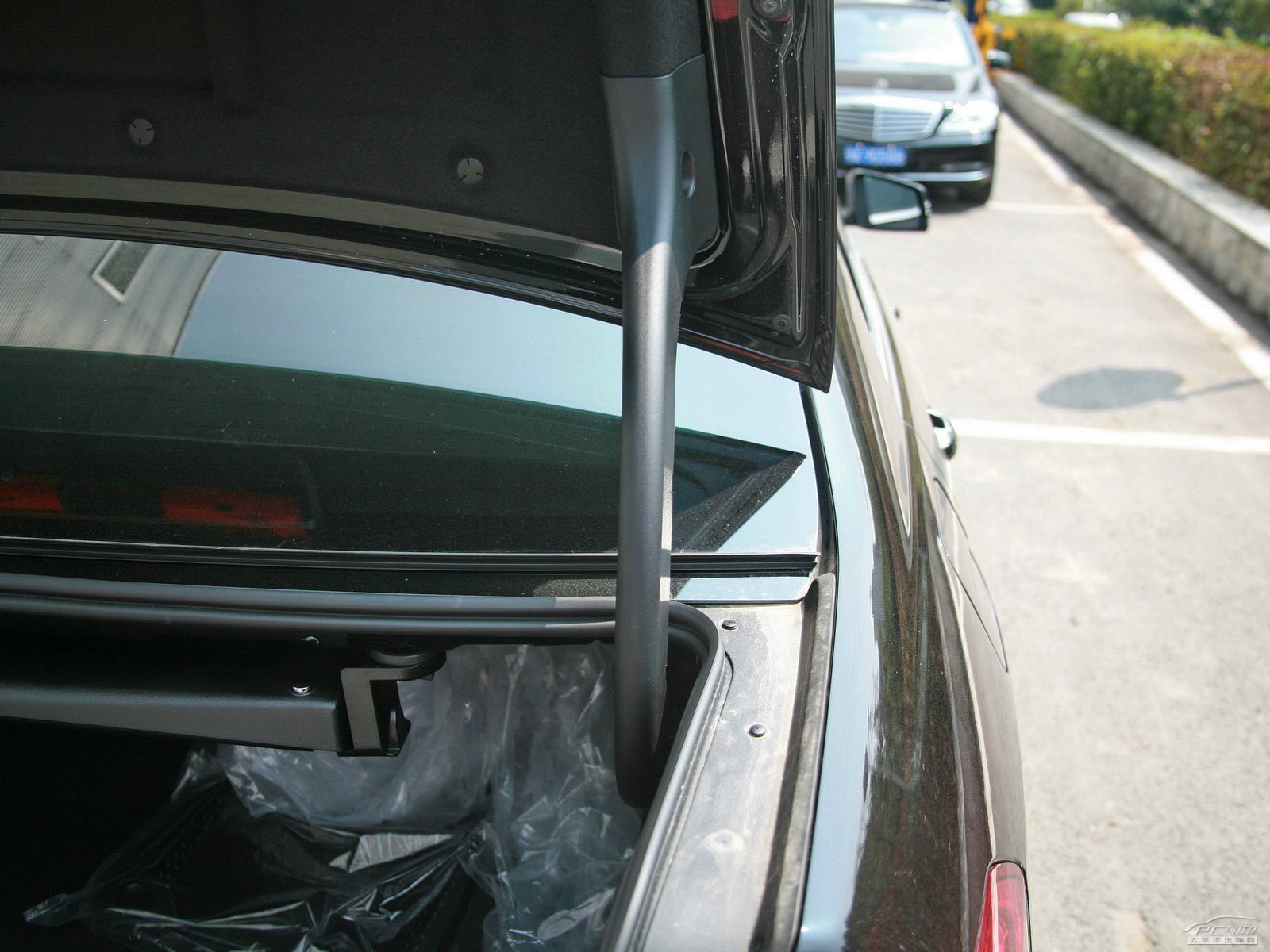 奔馳E級空間高清大圖