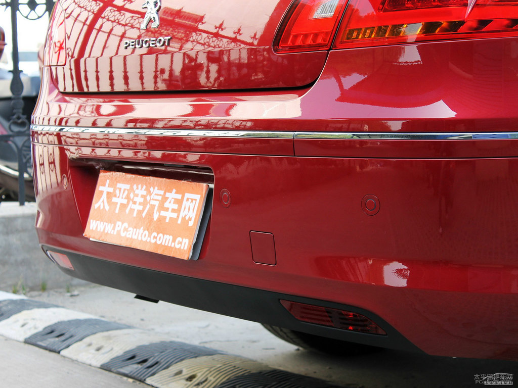 新波爾多紅標致408車尾外觀圖片