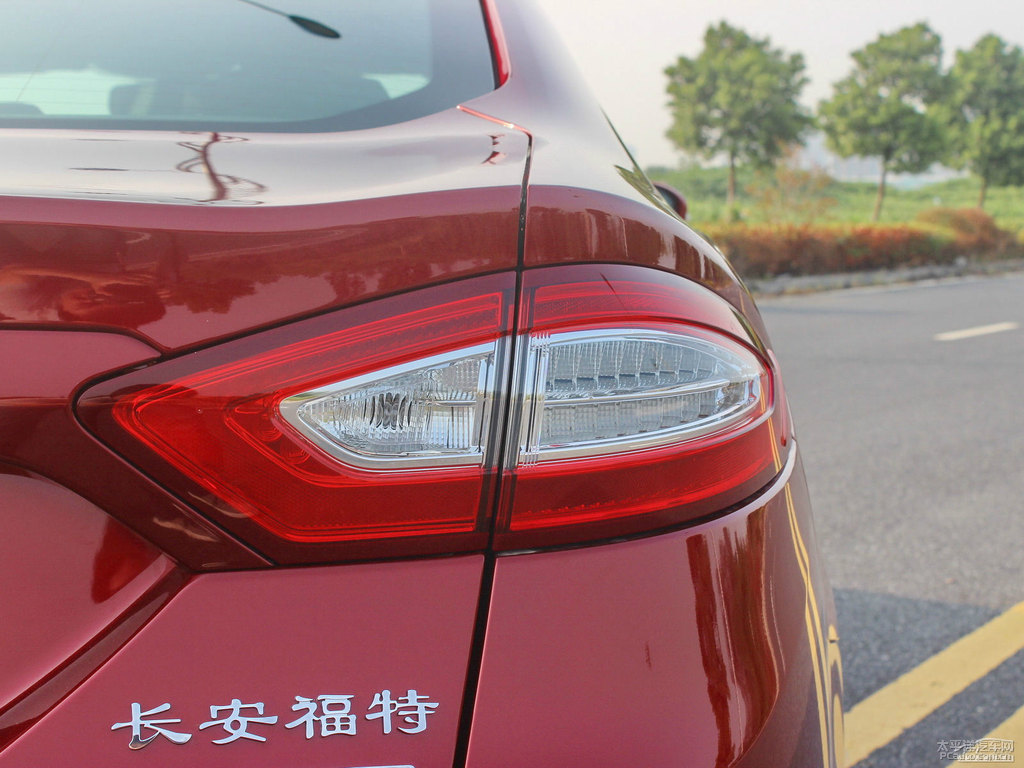 炫舞紅蒙迪歐車尾外觀圖片