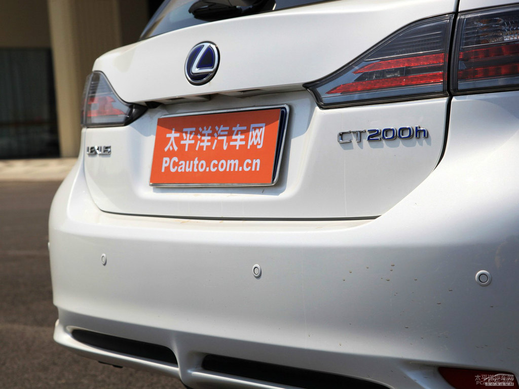 珍珠白雷克薩斯CT車尾外觀圖片