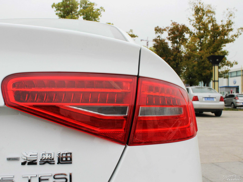 朱鷺白奧迪A4L車尾外觀圖片