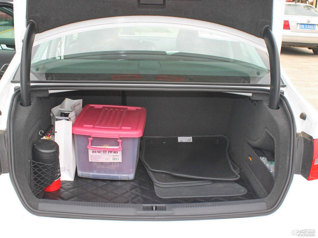 朱鷺白奧迪A4L后備廂空間圖片