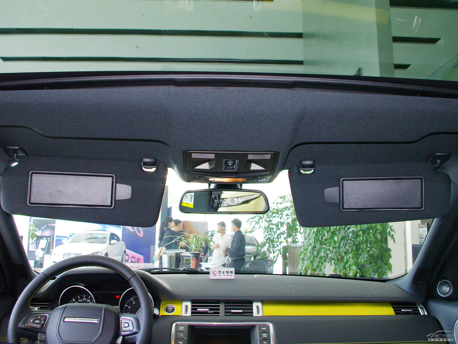 攬勝極光(進口)內(nèi)飾高清大圖