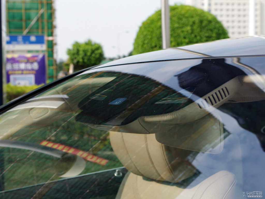 曜巖黑奔馳S級車身外觀圖片