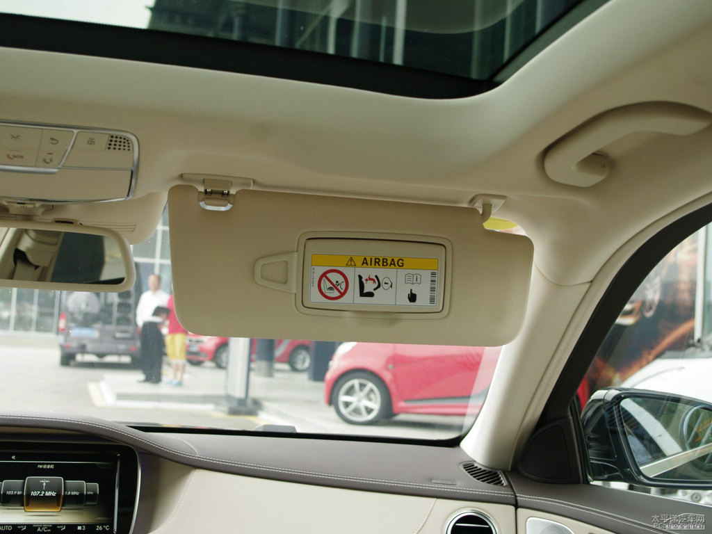 曜巖黑奔馳S級車廂內(nèi)飾圖片