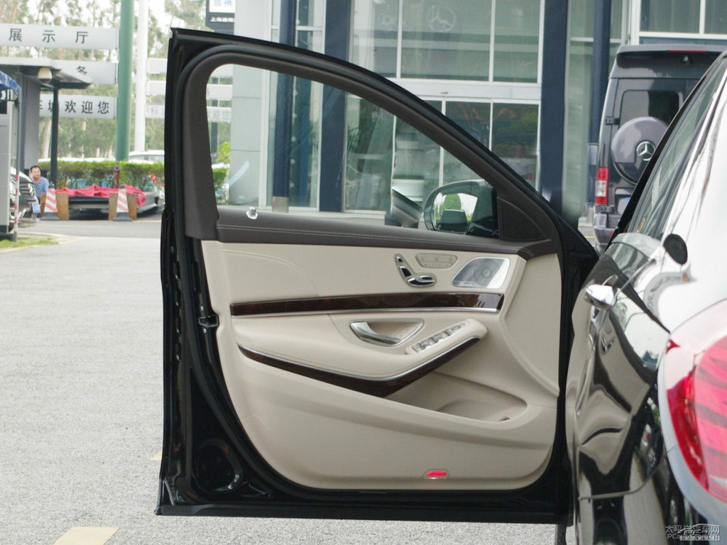 曜巖黑奔馳S級(jí)車廂內(nèi)飾圖片