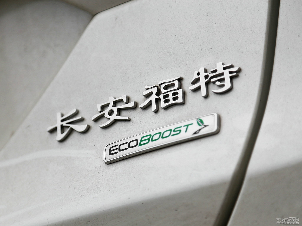 典雅白蒙迪歐車尾外觀圖片