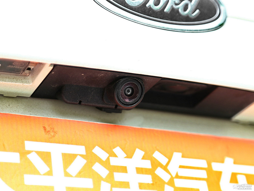 典雅白蒙迪歐車尾外觀圖片