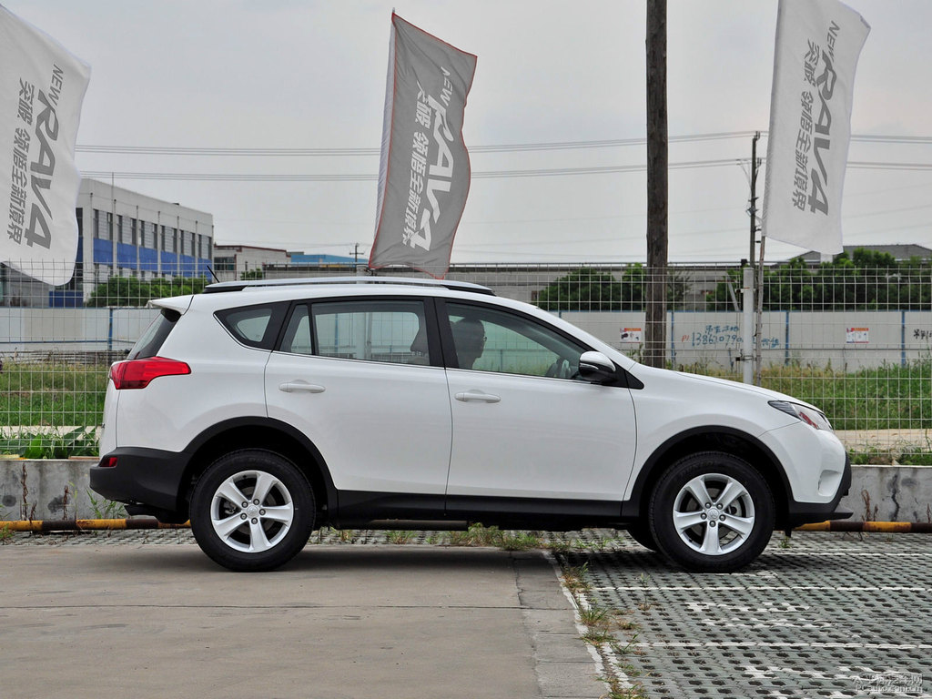 超級(jí)白R(shí)AV4榮放整車(chē)外觀外觀圖片