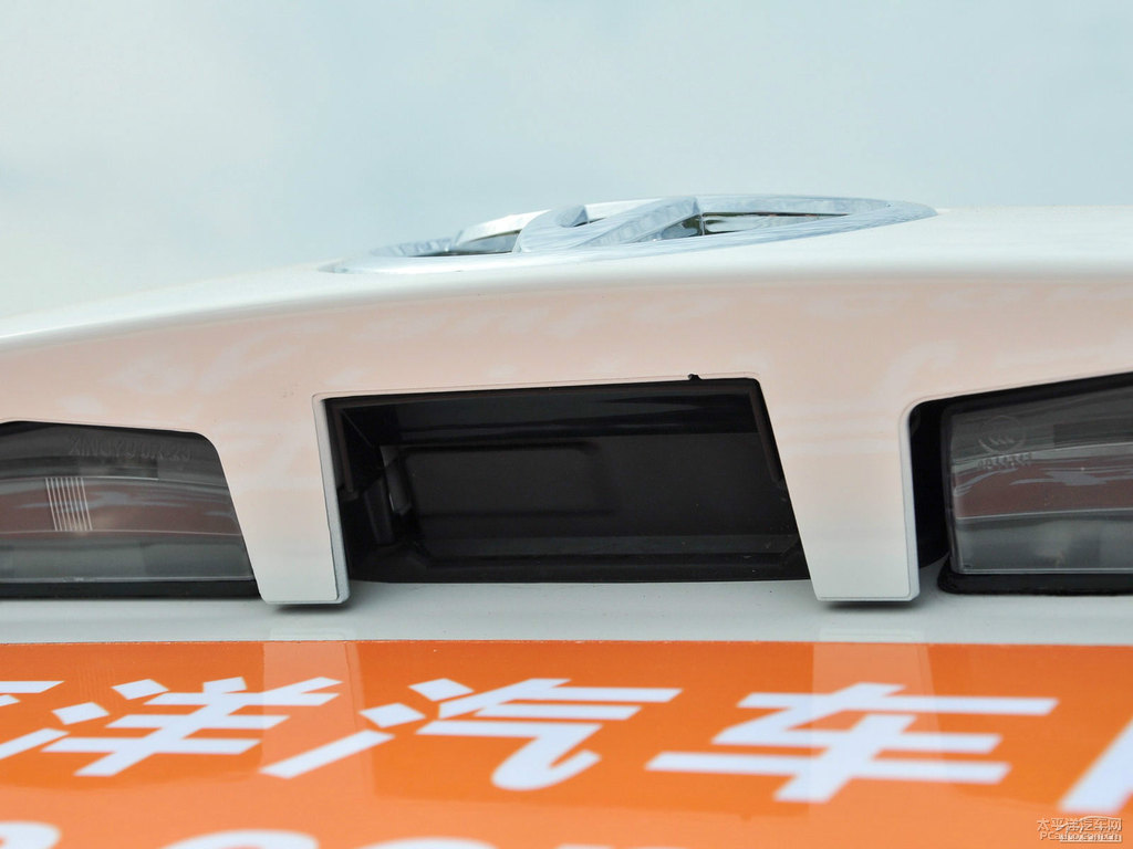 超級白RAV4榮放車尾外觀圖片