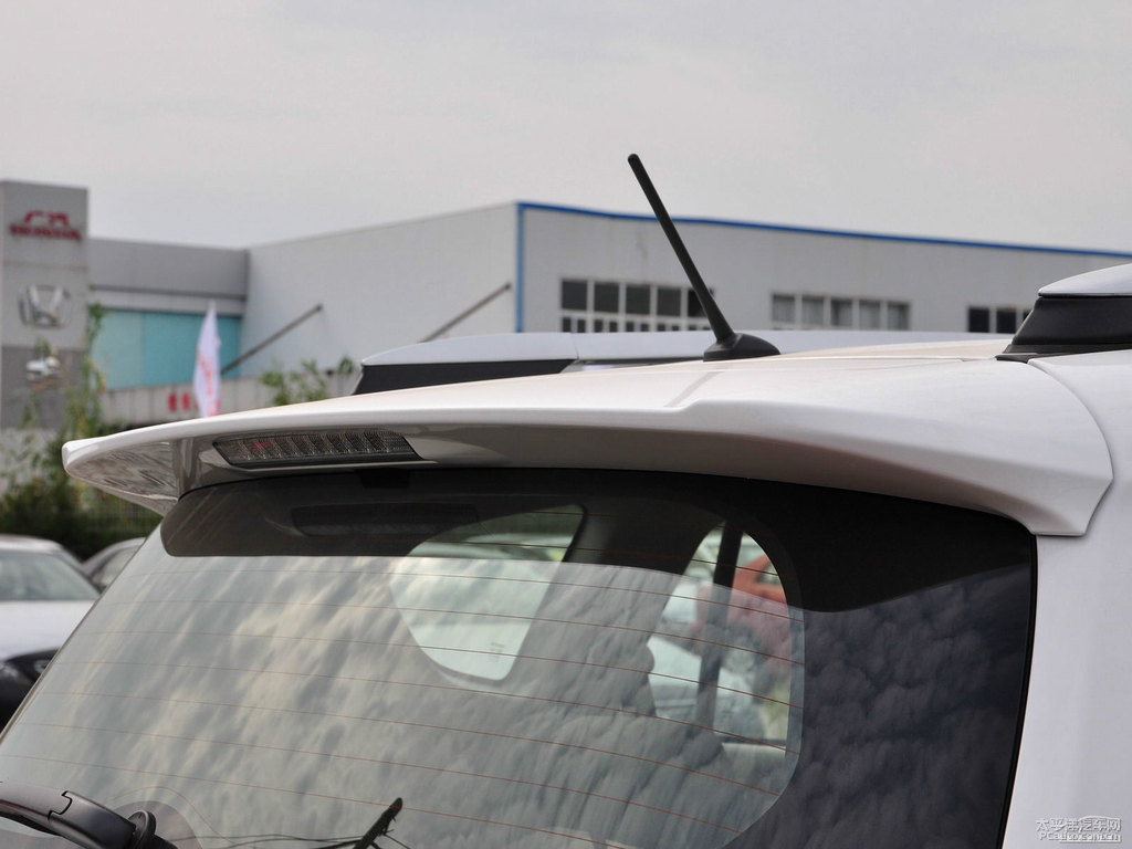 超級白RAV4榮放車尾外觀圖片