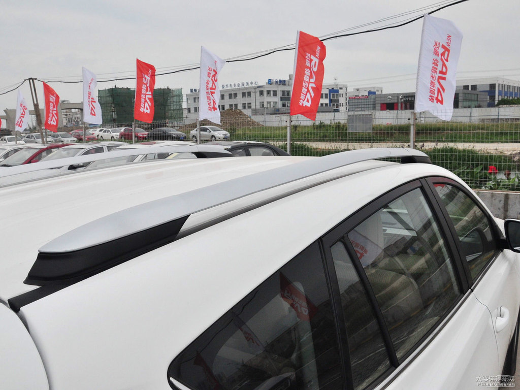 超級白RAV4榮放車身外觀圖片