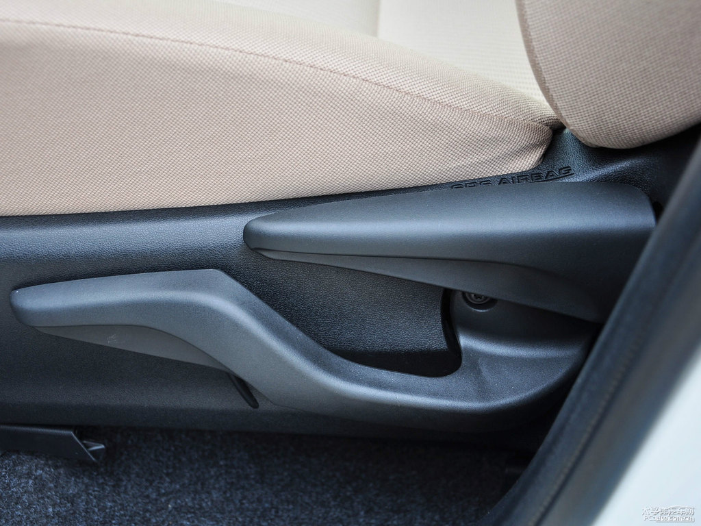 超級白RAV4榮放座椅內(nèi)飾圖片