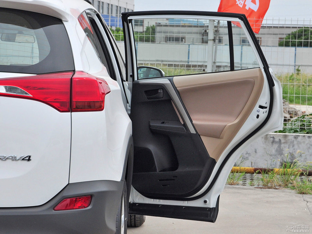超級白RAV4榮放車廂內(nèi)飾圖片