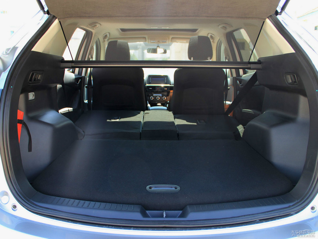 格調(diào)灰馬自達(dá)CX-5后備廂空間圖片