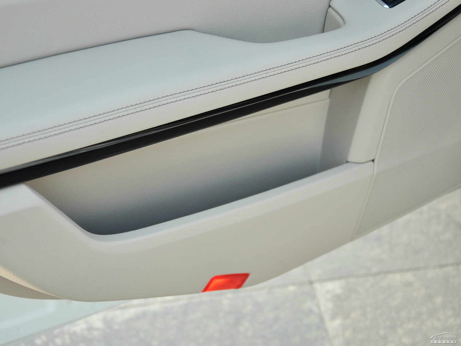 奔馳E級空間高清大圖