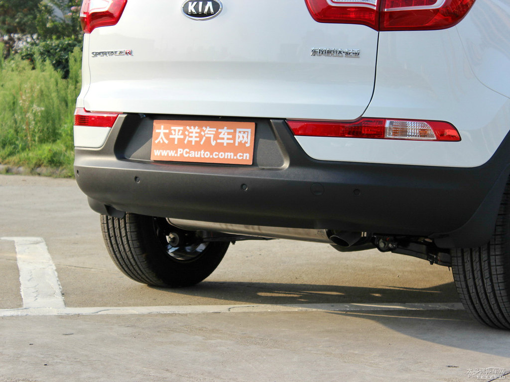 透明白智跑車尾外觀圖片