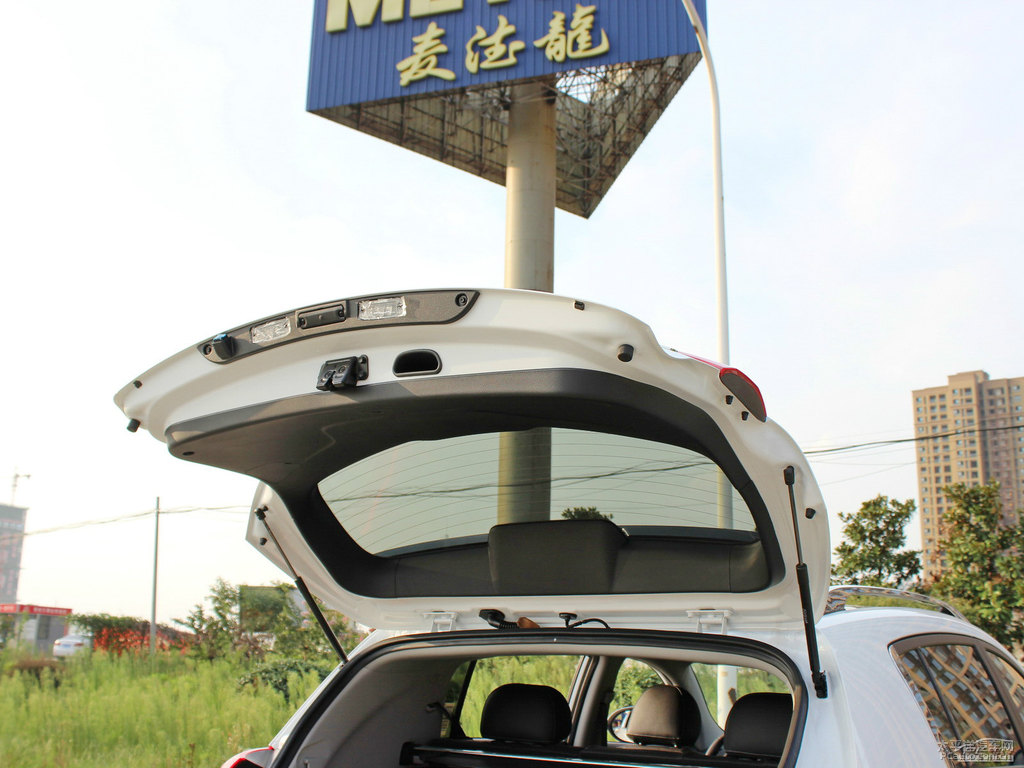 透明白智跑后備廂空間圖片