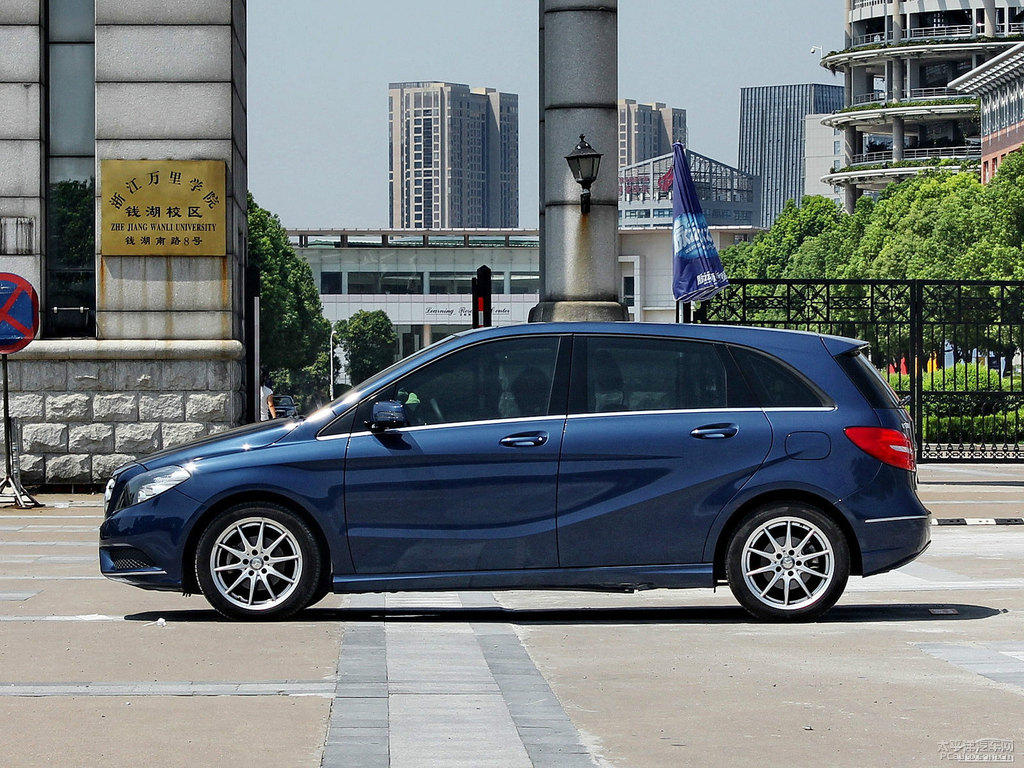 宇宙藍(lán)奔馳B級(jí)整車外觀外觀圖片