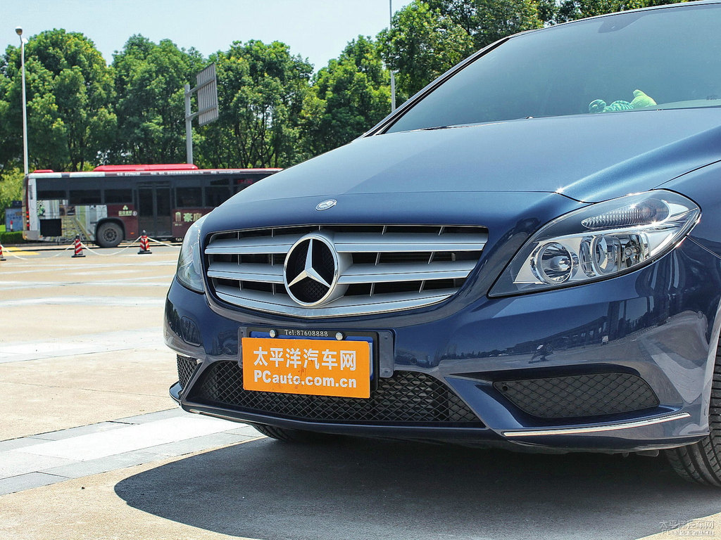 宇宙藍(lán)奔馳B級(jí)車頭外觀圖片
