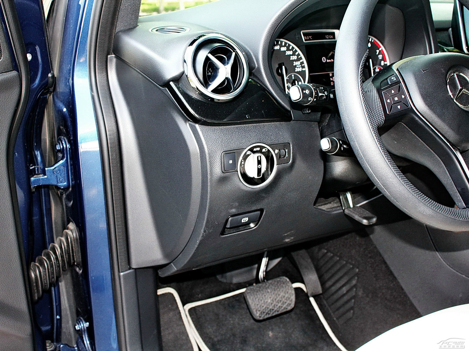 奔馳B級(jí)內(nèi)飾高清大圖