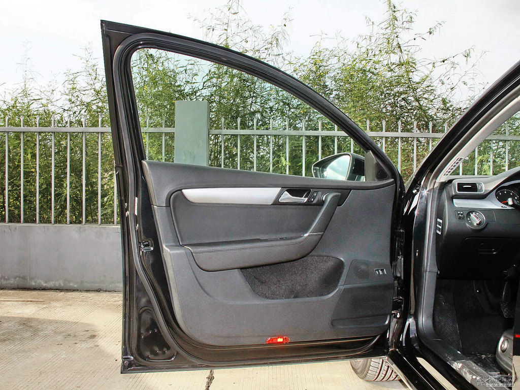 幻影黑邁騰車廂內飾圖片