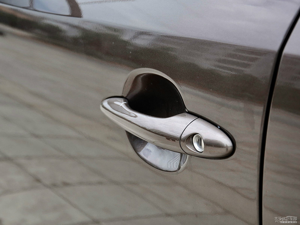 沙灘金智跑車身外觀圖片