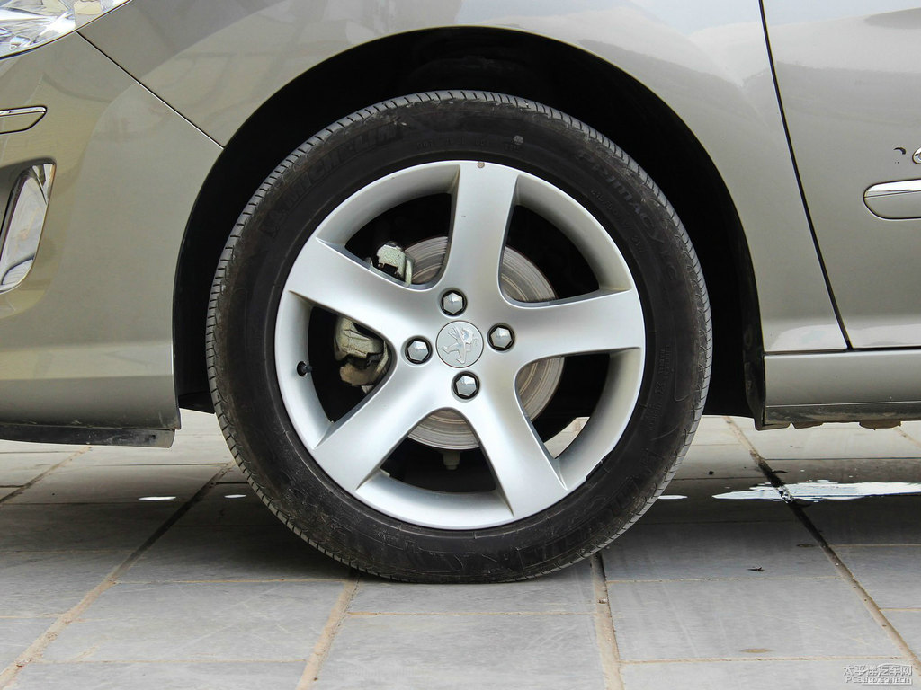 皓月灰標(biāo)致408車身外觀圖片