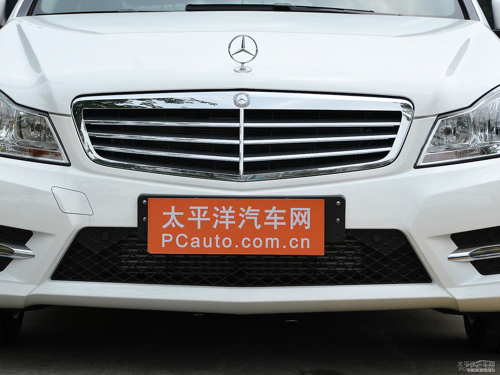 北極白奔馳C級車頭外觀圖片