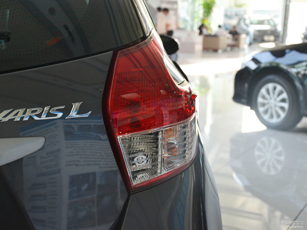 烏金灰YARiS L 致炫車尾外觀圖片