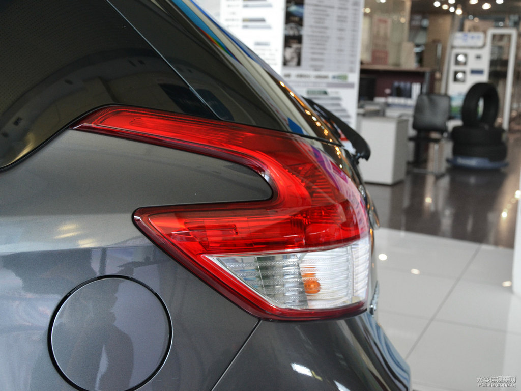 烏金灰YARiS L 致炫車(chē)尾外觀圖片