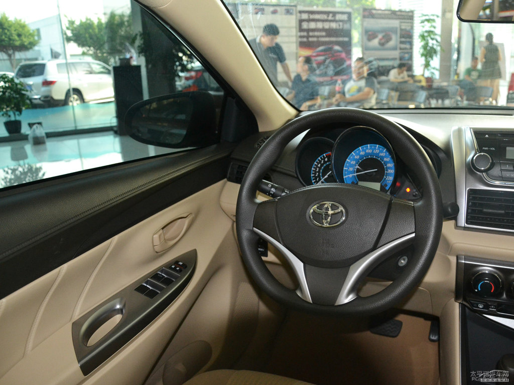 烏金灰YARiS L 致炫中控內(nèi)飾圖片