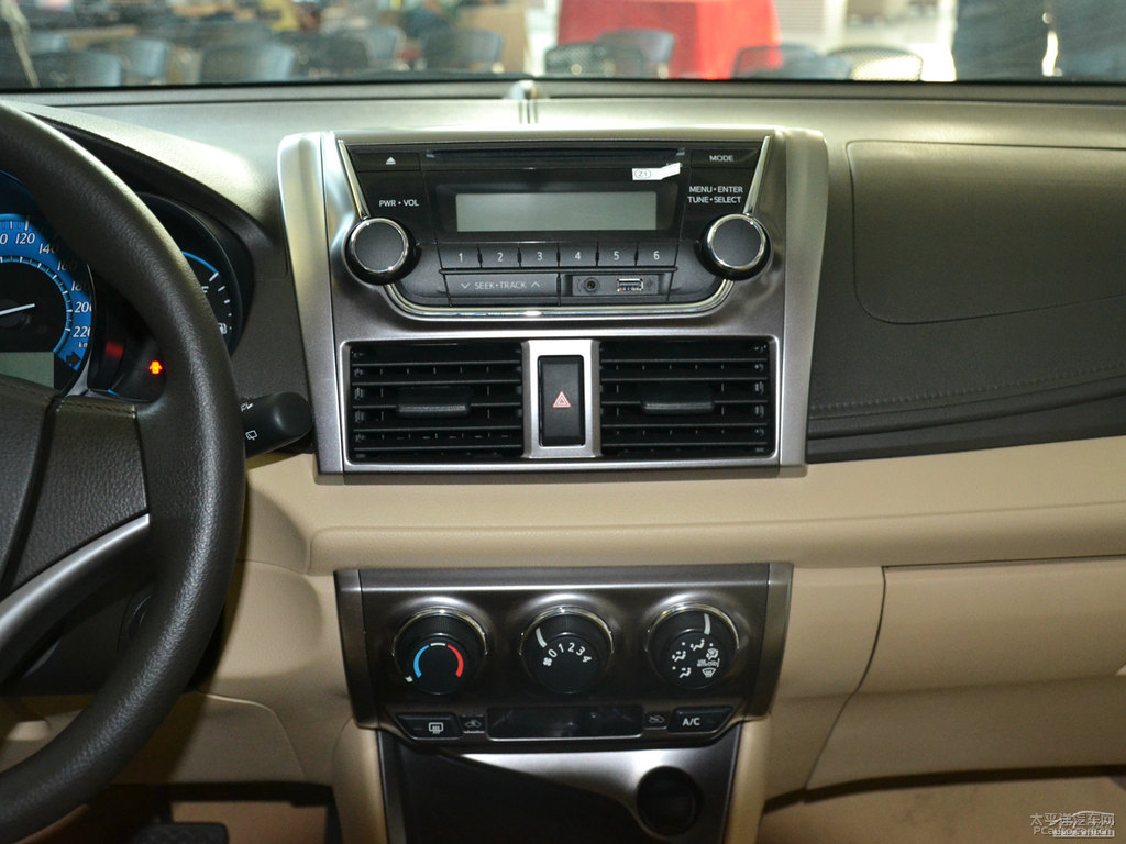 烏金灰YARiS L 致炫中控內(nèi)飾圖片