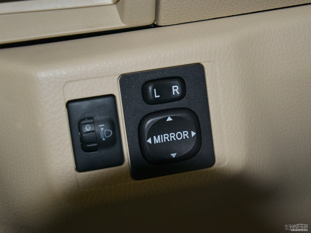 烏金灰YARiS L 致炫中控內(nèi)飾圖片