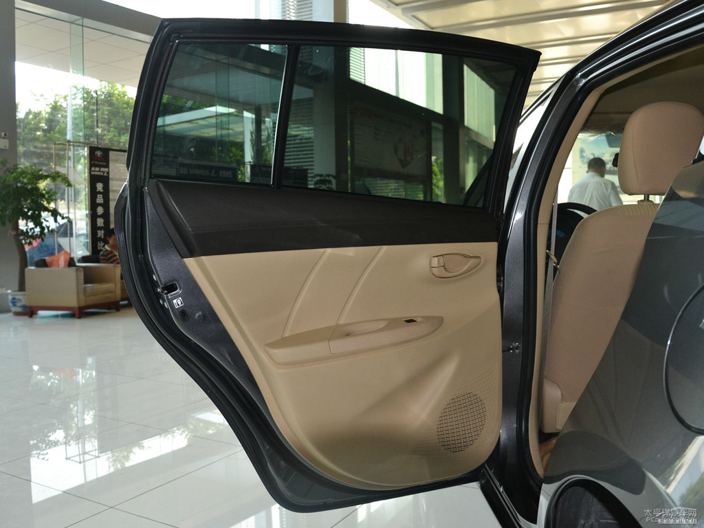 烏金灰YARiS L 致炫車廂內(nèi)飾圖片