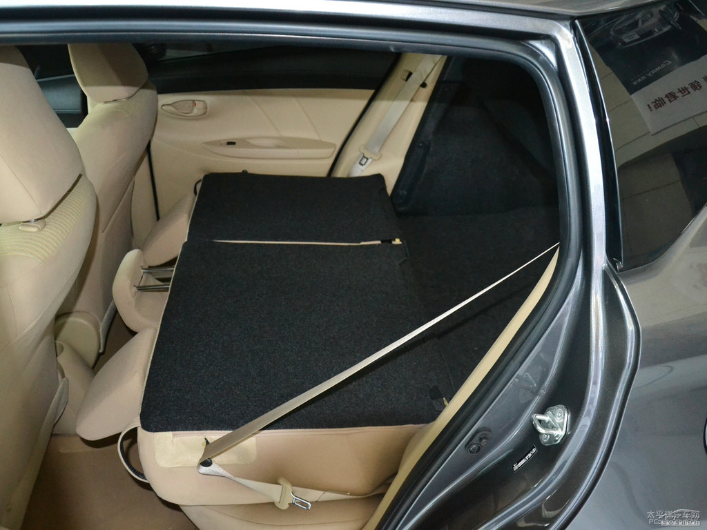 烏金灰YARiS L 致炫后備廂空間圖片