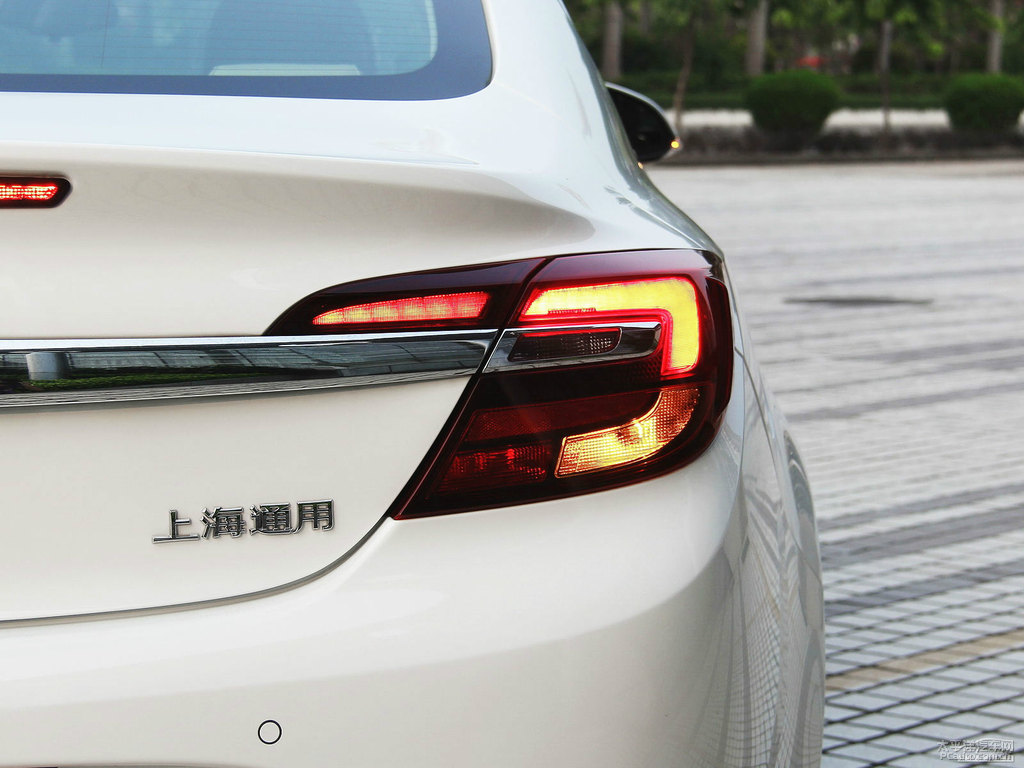 幻白君威車尾外觀圖片