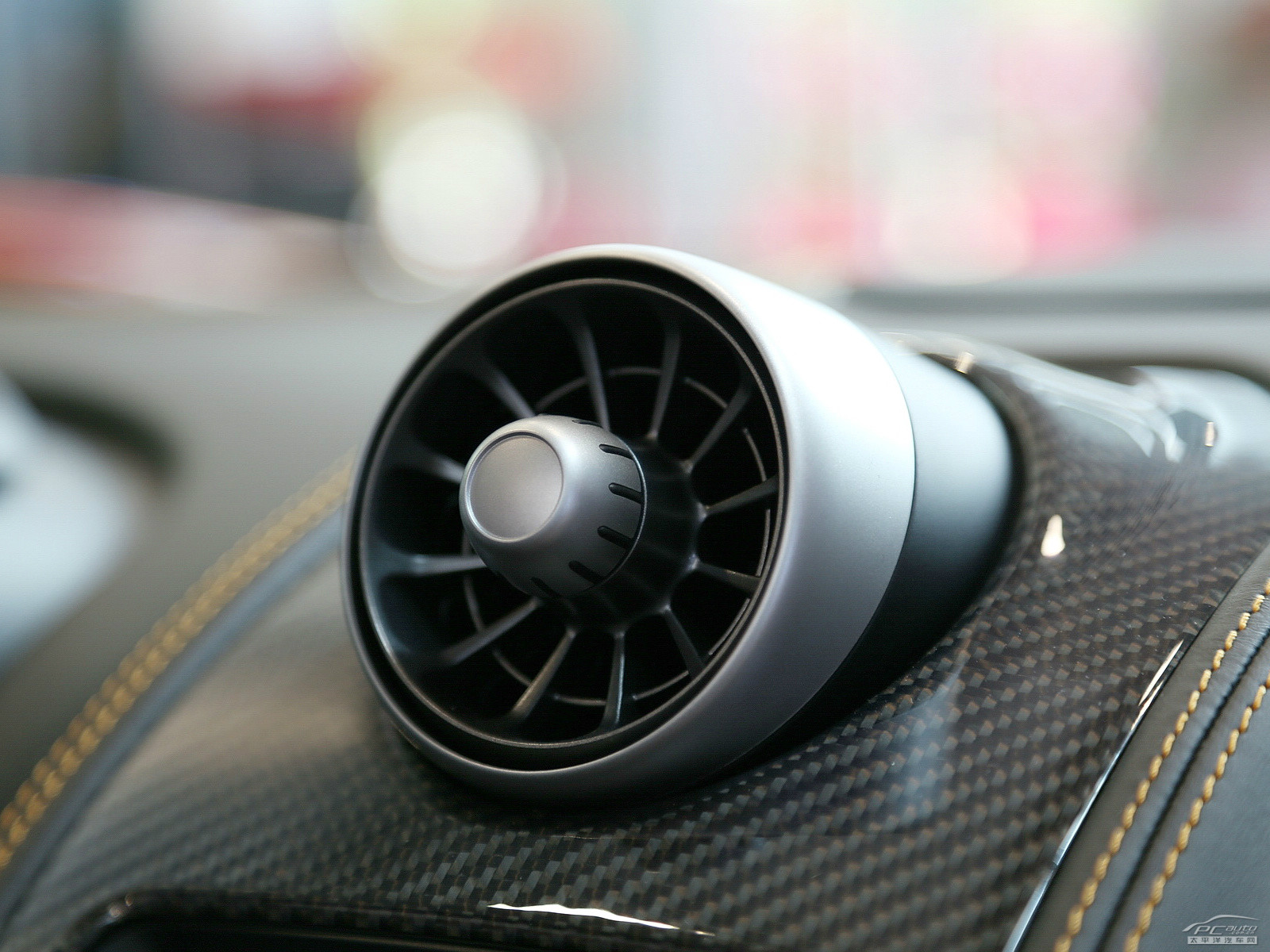 邁凱倫MP4-12C內(nèi)飾高清大圖