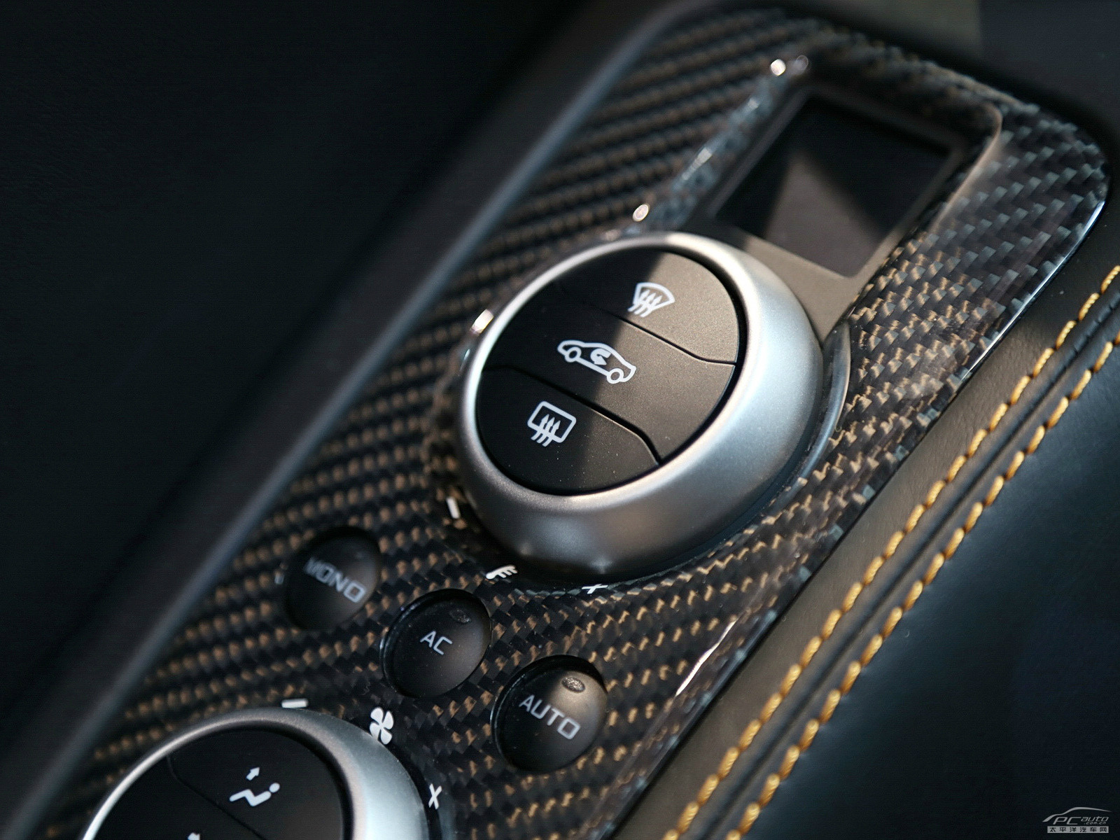 邁凱倫MP4-12C內(nèi)飾高清大圖