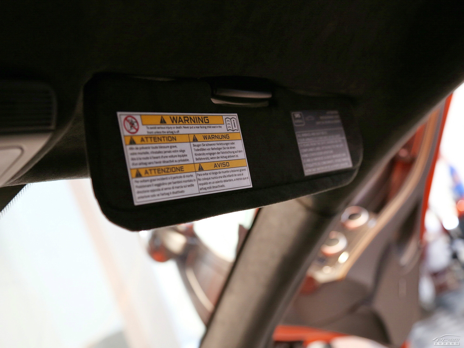 邁凱倫MP4-12C內(nèi)飾高清大圖