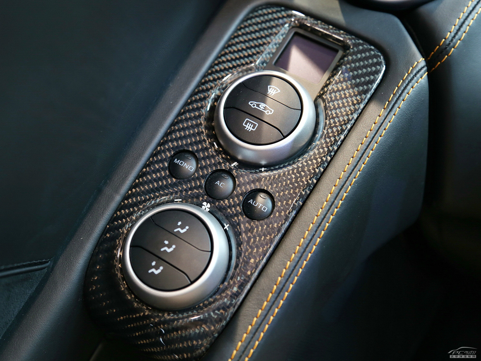 邁凱倫MP4-12C內(nèi)飾高清大圖