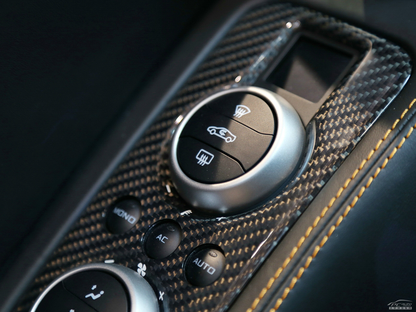 邁凱倫MP4-12C內(nèi)飾高清大圖