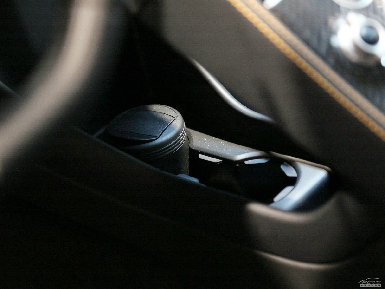 邁凱倫MP4-12C內(nèi)飾高清大圖