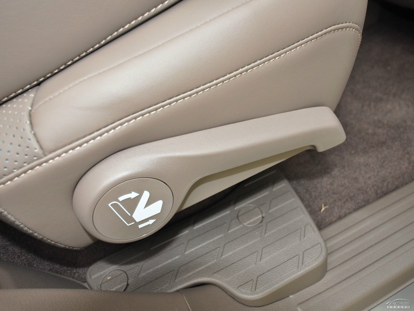 雷克薩斯GX內(nèi)飾高清大圖