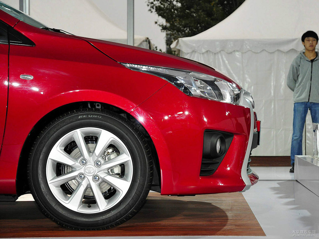 珊瑚紅YARiS L 致炫車身外觀圖片
