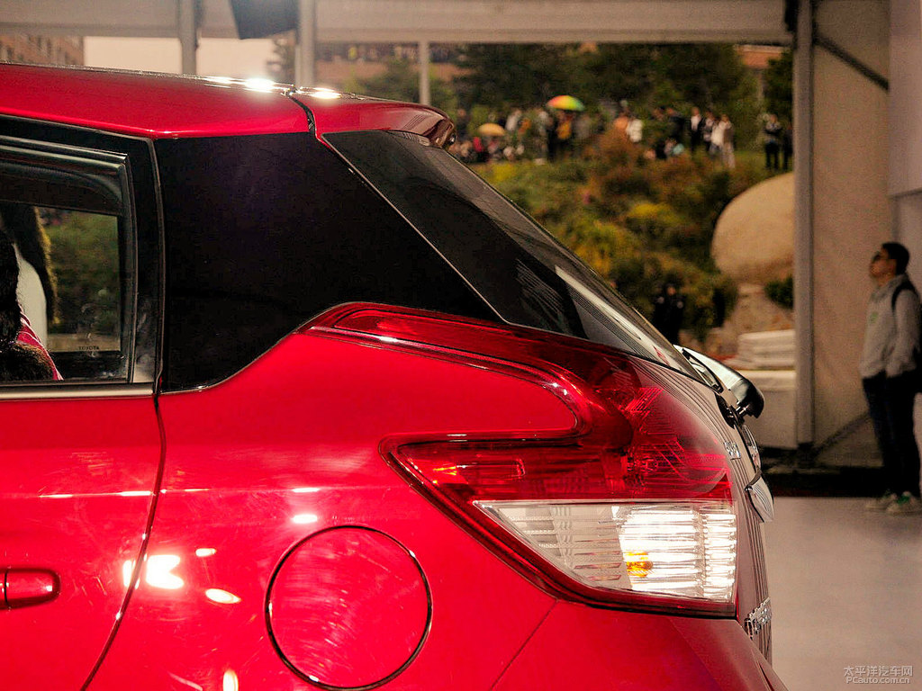 珊瑚紅YARiS L 致炫車尾外觀圖片
